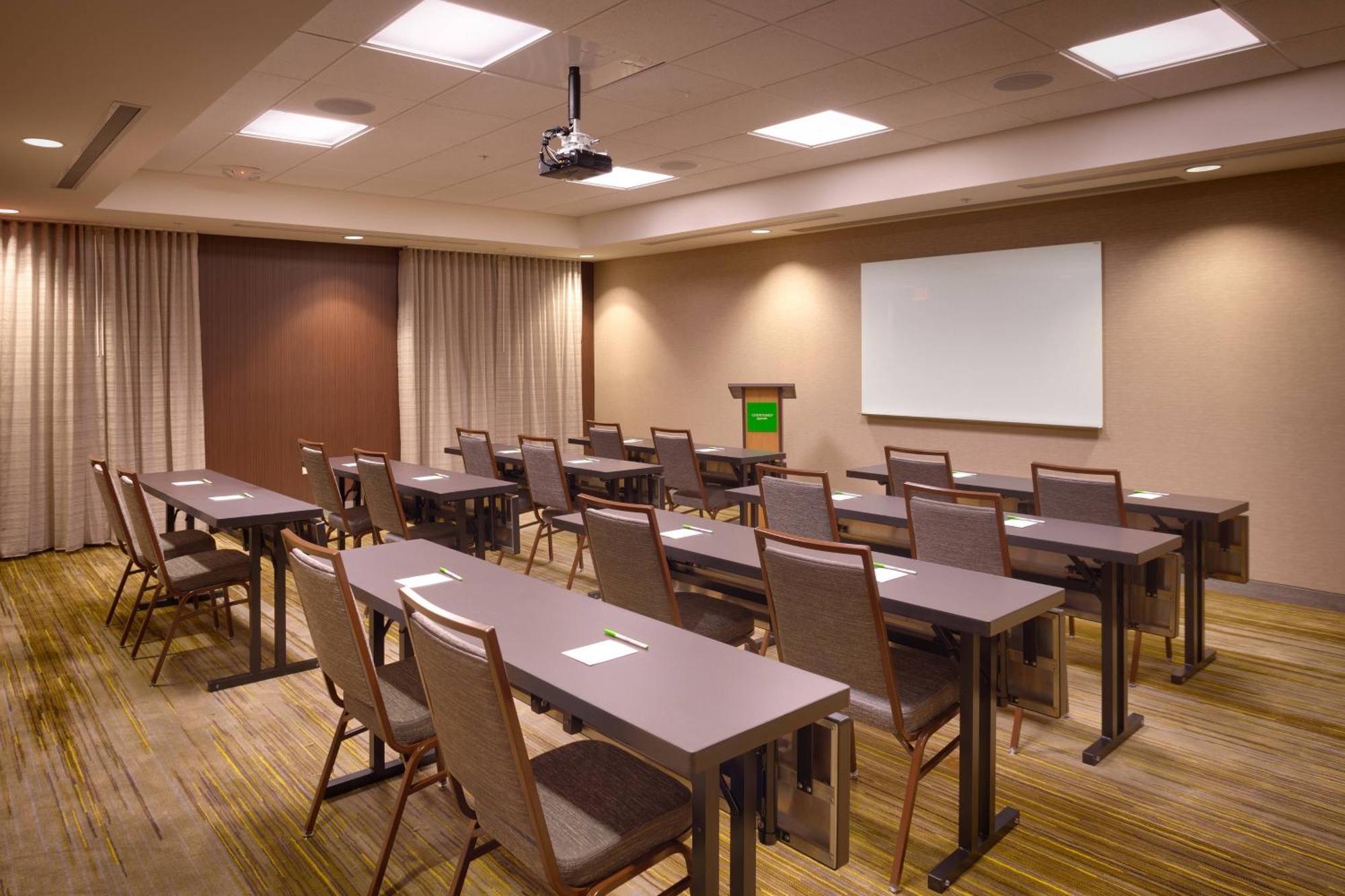 Courtyard By Marriott Phoenix Gateway Airport